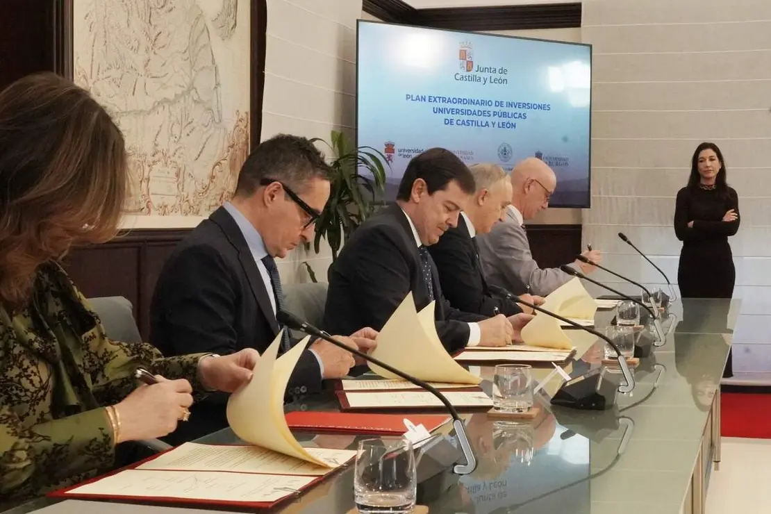 El presidente de la Junta, Alfonso Fern&aacute;ndez Ma&ntilde;ueco, firma un protocolo de colaboraci&oacute;n con las cuatro universidades p&uacute;blicas de la Comunidad.