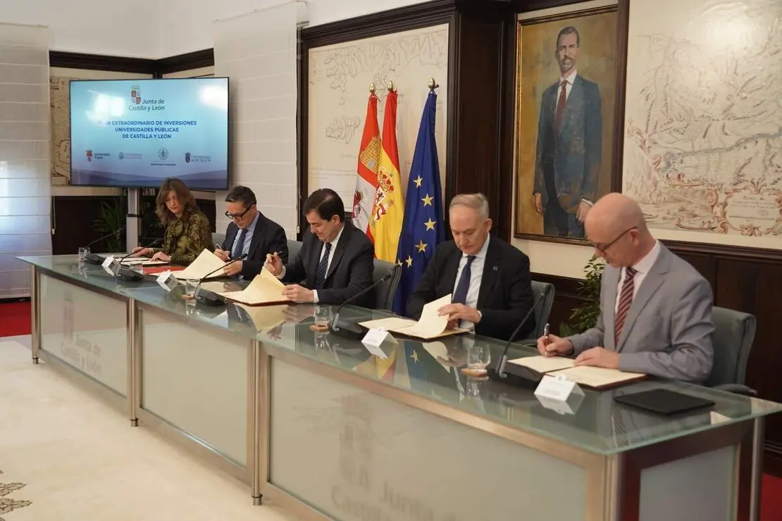 El presidente de la Junta, Alfonso Fern&aacute;ndez Ma&ntilde;ueco, firma un protocolo de colaboraci&oacute;n con las cuatro universidades p&uacute;blicas de la Comunidad.