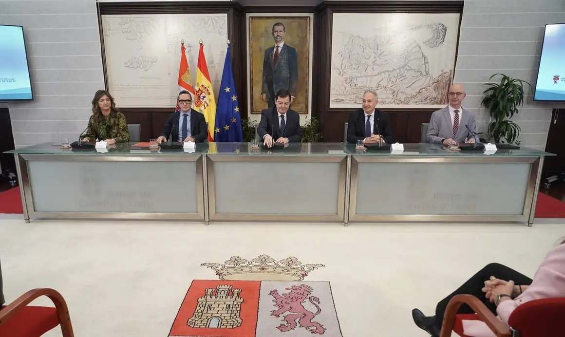 El presidente de la Junta, Alfonso Fern&aacute;ndez Ma&ntilde;ueco, firma un protocolo de colaboraci&oacute;n con las cuatro universidades p&uacute;blicas de la Comunidad.