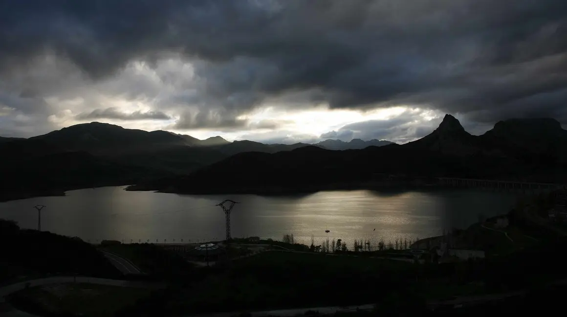 Los &uacute;ltimos rayos de luz del d&iacute;a en el pantano de Ria&ntilde;o