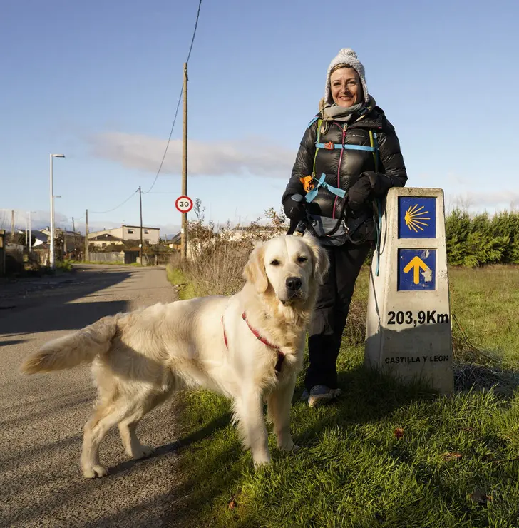 La actriz, c&oacute;mica y presentadora abulense, Sara Escudero, junto a su perra Phoebe, a su paso por el Bierzo realizando el Camino de Santiago