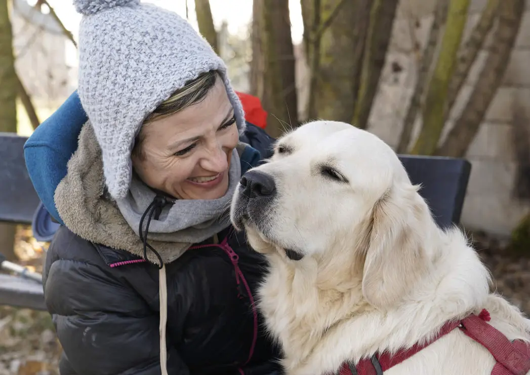 La actriz, c&oacute;mica y presentadora abulense, Sara Escudero, junto a su perra Phoebe, a su paso por el Bierzo realizando el Camino de Santiago