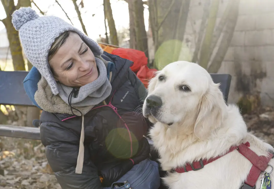 La actriz, c&oacute;mica y presentadora abulense, Sara Escudero, junto a su perra Phoebe, a su paso por el Bierzo realizando el Camino de Santiago