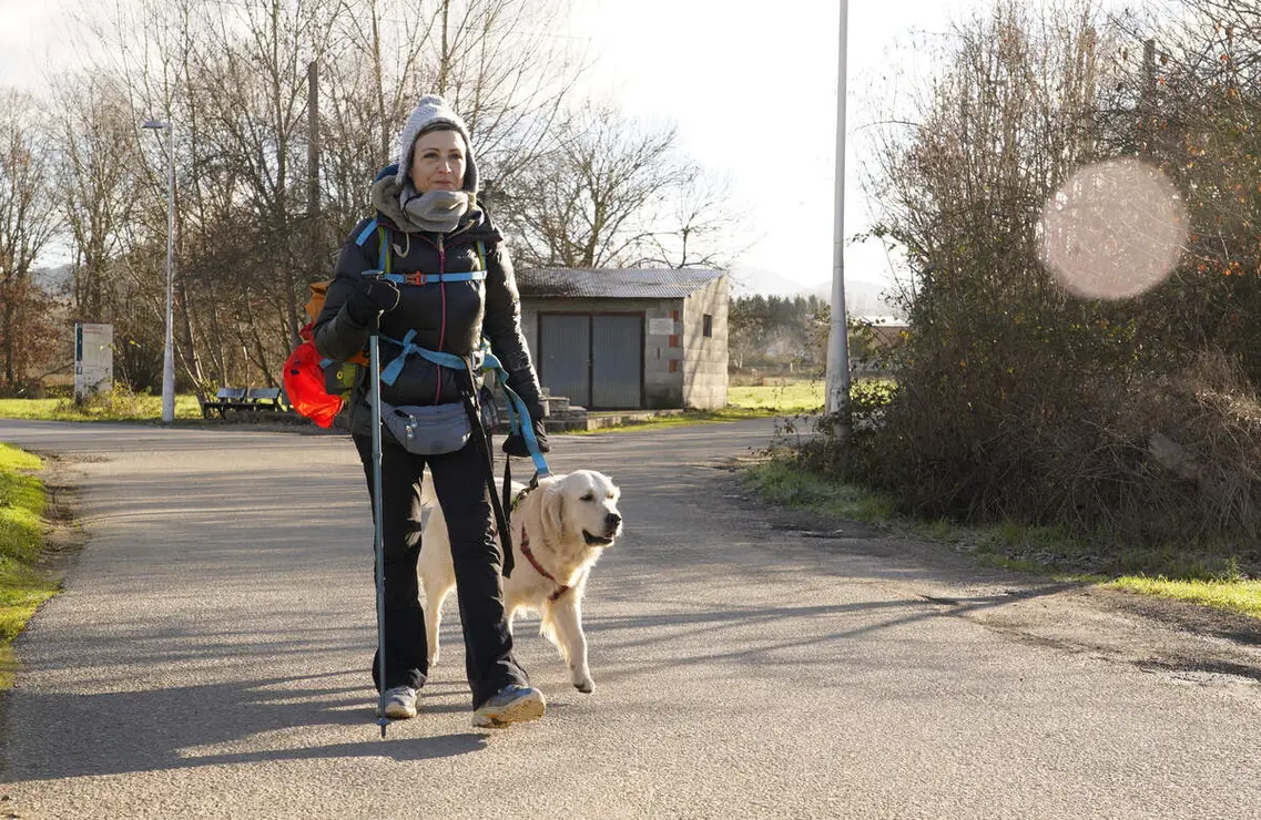 La actriz, c&oacute;mica y presentadora abulense, Sara Escudero, junto a su perra Phoebe, a su paso por el Bierzo realizando el Camino de Santiago