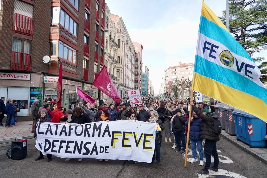 Concentraci&oacute;n frente a la estaci&oacute;n de Feve de Matallana para reclamar el regreso del tren de v&iacute;a estrecha al centro de la ciudad y rechazar que se cubra el trazado ferroviario.