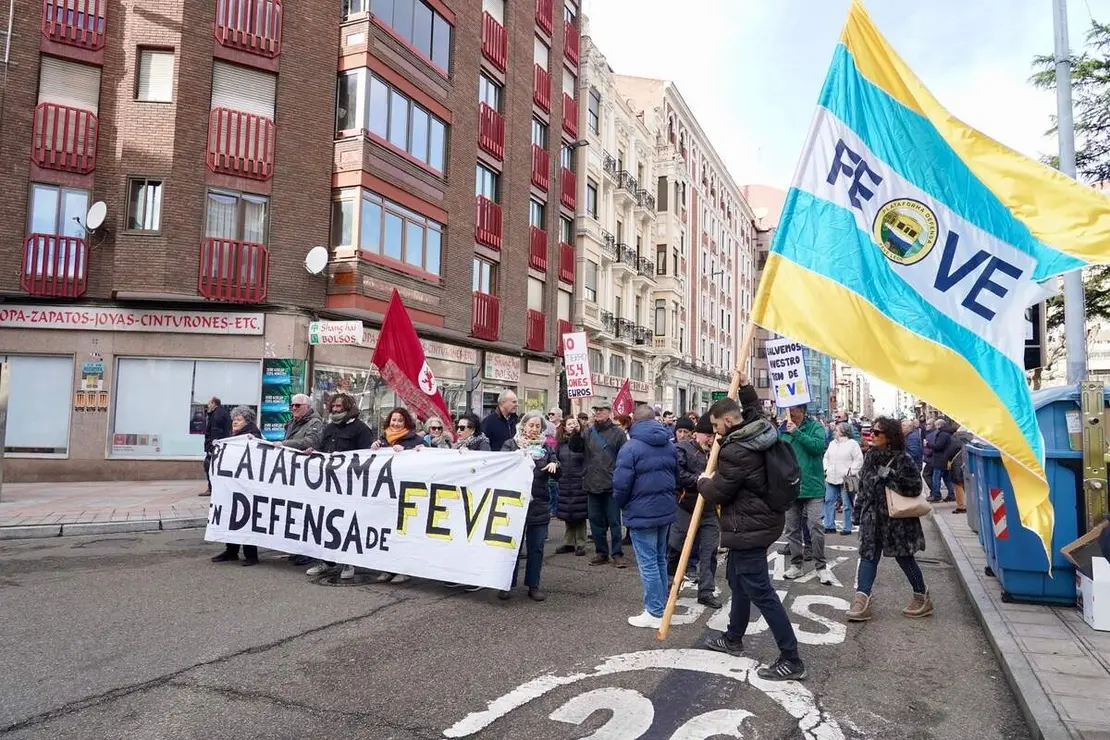 Concentraci&oacute;n frente a la estaci&oacute;n de Feve de Matallana para reclamar el regreso del tren de v&iacute;a estrecha al centro de la ciudad y rechazar que se cubra el trazado ferroviario.