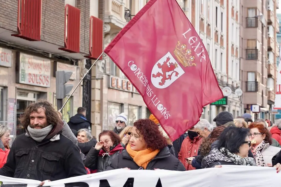 Concentraci&oacute;n frente a la estaci&oacute;n de Feve de Matallana para reclamar el regreso del tren de v&iacute;a estrecha al centro de la ciudad y rechazar que se cubra el trazado ferroviario.