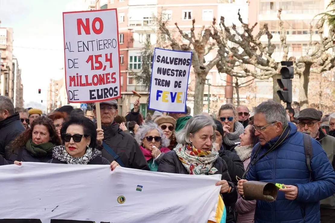 Concentraci&oacute;n frente a la estaci&oacute;n de Feve de Matallana para reclamar el regreso del tren de v&iacute;a estrecha al centro de la ciudad y rechazar que se cubra el trazado ferroviario.
