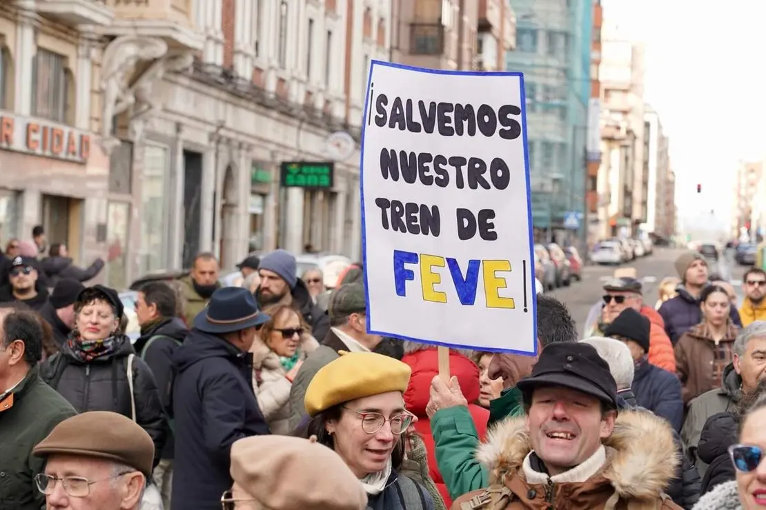 Concentraci&oacute;n frente a la estaci&oacute;n de Feve de Matallana para reclamar el regreso del tren de v&iacute;a estrecha al centro de la ciudad y rechazar que se cubra el trazado ferroviario.