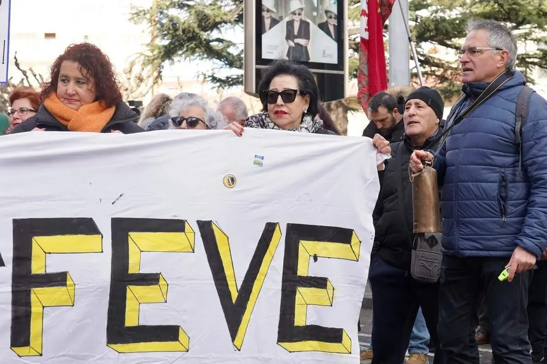 Concentraci&oacute;n frente a la estaci&oacute;n de Feve de Matallana para reclamar el regreso del tren de v&iacute;a estrecha al centro de la ciudad y rechazar que se cubra el trazado ferroviario.