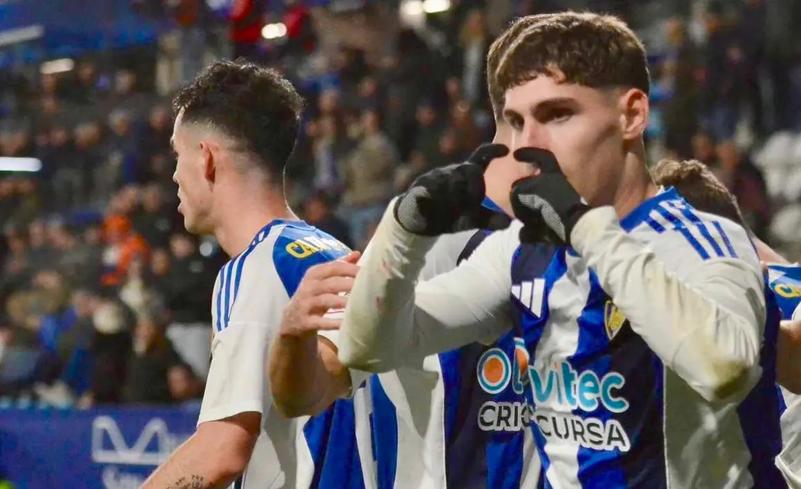 La Ponferradina rompi&oacute; su mala racha de resultados y Nafti sum&oacute; su primera victoria como entrenador blanquiazul gracias a los goles de Borja V&aacute;zquez y Keita.