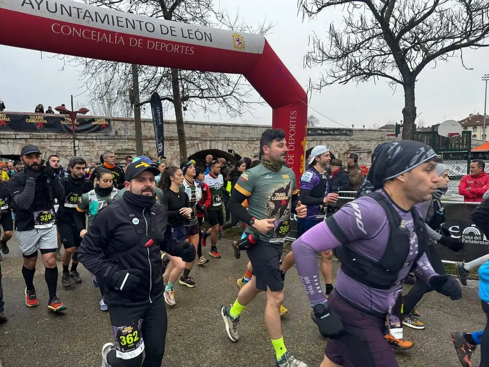 Cerca de 800 corredores, andarines y marchadores se lanzan a la aventura en la Transcandamia 2026. Foto: Ayuntamiento de Le&oacute;n.