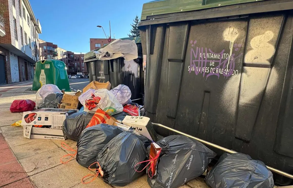San Andr&eacute;s del Rabanedo, municipio de cerca de 30.000 habitantes del alfoz de Le&oacute;n, contin&uacute;a arrastrando graves deficiencias en la recogida de residuos urbanos. 40 d&iacute;as despu&eacute;s de que se produjeran las primeras aver&iacute;as en el parque m&oacute;vil municipal, la basura sigue acumul&aacute;ndose en calles. Fotos: S. Garc&iacute;a