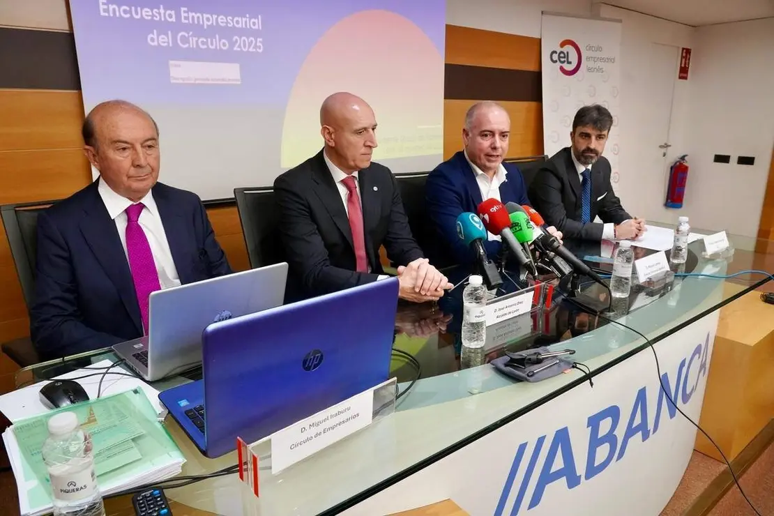El tesorero del C&iacute;rculo Empresarial Leon&eacute;s, CEL, Pablo Roberto Herrero; el presidente del grupo de trabajo del CEL que ha elaborado la encuesta, Miguel Iraburu, acompa&ntilde;ados por el director territorial de Abanca Castilla y Le&oacute;n, Marcos Lamas, y el alcalde de Le&oacute;n, Jos&eacute; Antonio Diez, presentan los resultados de la Encuesta Empresarial C&iacute;rculo 2025.