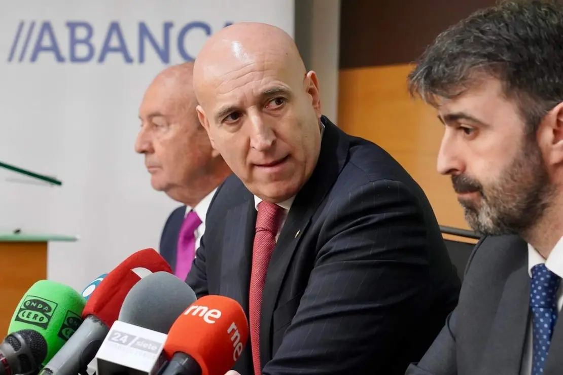 El tesorero del C&iacute;rculo Empresarial Leon&eacute;s, CEL, Pablo Roberto Herrero; el presidente del grupo de trabajo del CEL que ha elaborado la encuesta, Miguel Iraburu, acompa&ntilde;ados por el director territorial de Abanca Castilla y Le&oacute;n, Marcos Lamas, y el alcalde de Le&oacute;n, Jos&eacute; Antonio Diez, presentan los resultados de la Encuesta Empresarial C&iacute;rculo 2025.