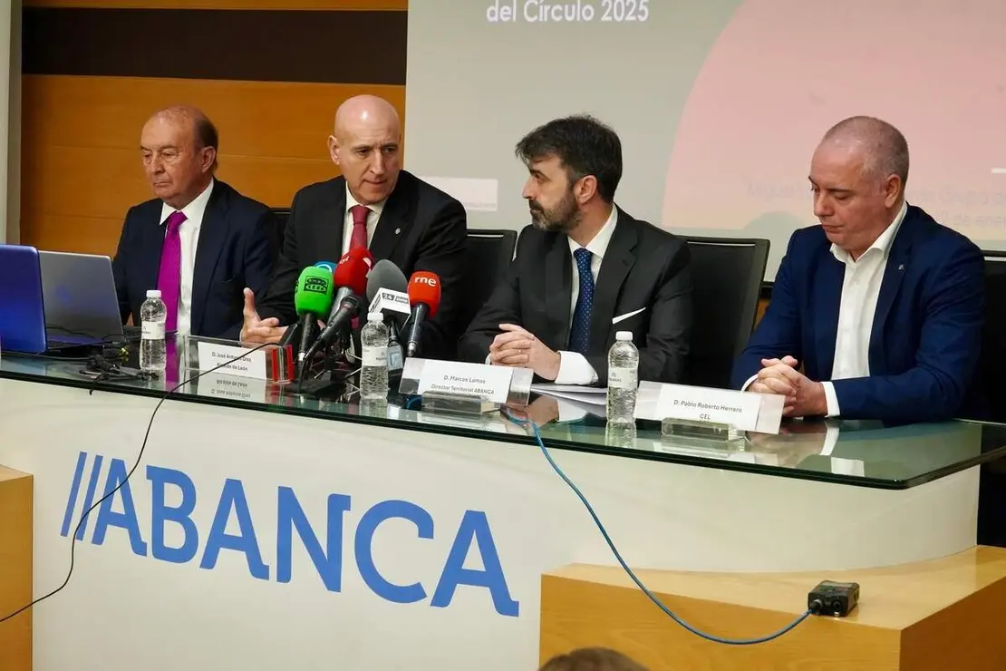 El tesorero del C&iacute;rculo Empresarial Leon&eacute;s, CEL, Pablo Roberto Herrero; el presidente del grupo de trabajo del CEL que ha elaborado la encuesta, Miguel Iraburu, acompa&ntilde;ados por el director territorial de Abanca Castilla y Le&oacute;n, Marcos Lamas, y el alcalde de Le&oacute;n, Jos&eacute; Antonio Diez, presentan los resultados de la Encuesta Empresarial C&iacute;rculo 2025.