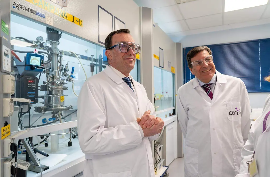 El consejero de Econom&iacute;a y Hacienda y portavoz, Carlos Fern&aacute;ndez Carriedo, visita las instalaciones de la empresa biofarmac&eacute;utica Curia Spain, acompa&ntilde;ado del director Jos&eacute; Mar&iacute;a Mart&iacute;nez. Fotos: Eduardo Margareto