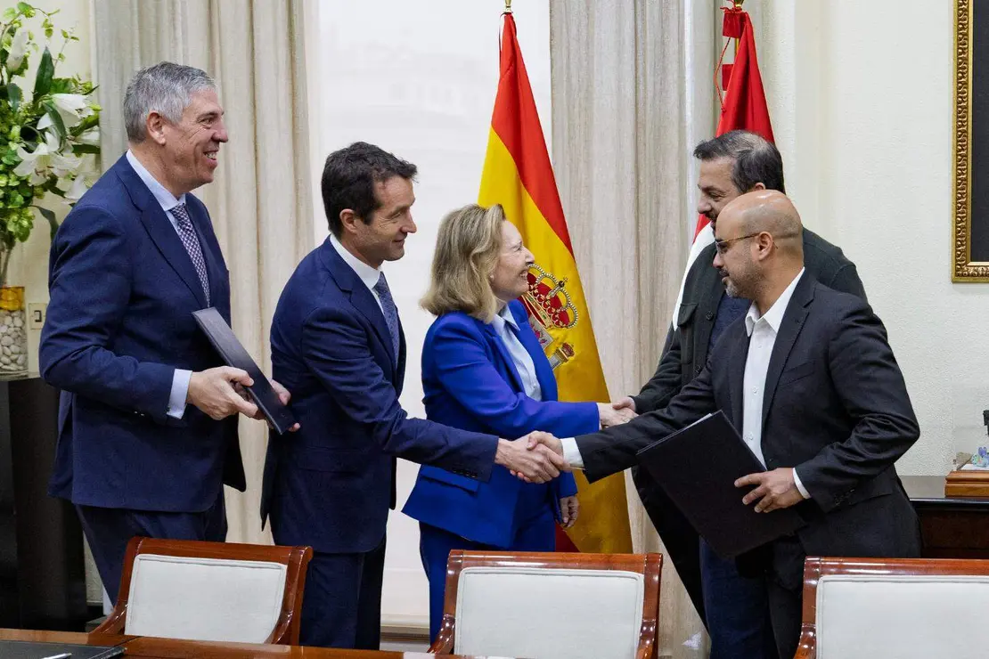 El Ministerio de Defensa ha acogido la firma del acuerdo definitivo entre Indra Group y EDGE Group para la creaci&oacute;n de una nueva empresa de fabricaci&oacute;n de defensa en Espa&ntilde;a, dedicada al desarrollo, producci&oacute;n y sostenimiento durante todo su ciclo de vida de municiones merodeadoras y sistemas inteligentes destinados a programas de defensa espa&ntilde;oles y europeos.
