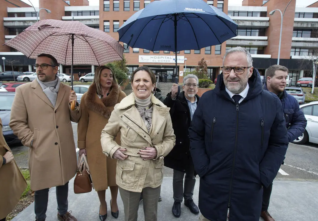 La portavoz nacional de Sanidad de Vox, Mar&iacute;a Garc&iacute;a F&uacute;ster, y el miembro del Comit&eacute; Ejecutivo Provincial y presidente de las Cortes de Castilla y Le&oacute;n, Carlos Poll&aacute;n, tras su reuni&oacute;n con OncoBierzo