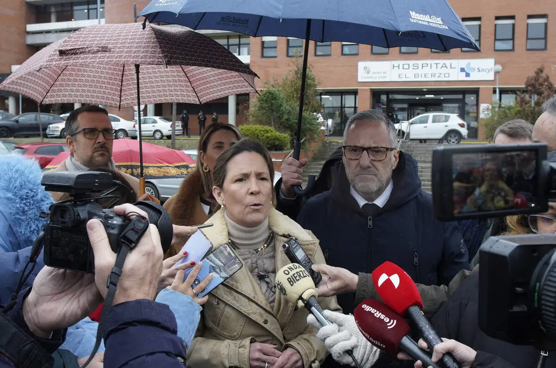 La portavoz nacional de Sanidad de Vox, Mar&iacute;a Garc&iacute;a F&uacute;ster, y el miembro del Comit&eacute; Ejecutivo Provincial y presidente de las Cortes de Castilla y Le&oacute;n, Carlos Poll&aacute;n, tras su reuni&oacute;n con OncoBierzo