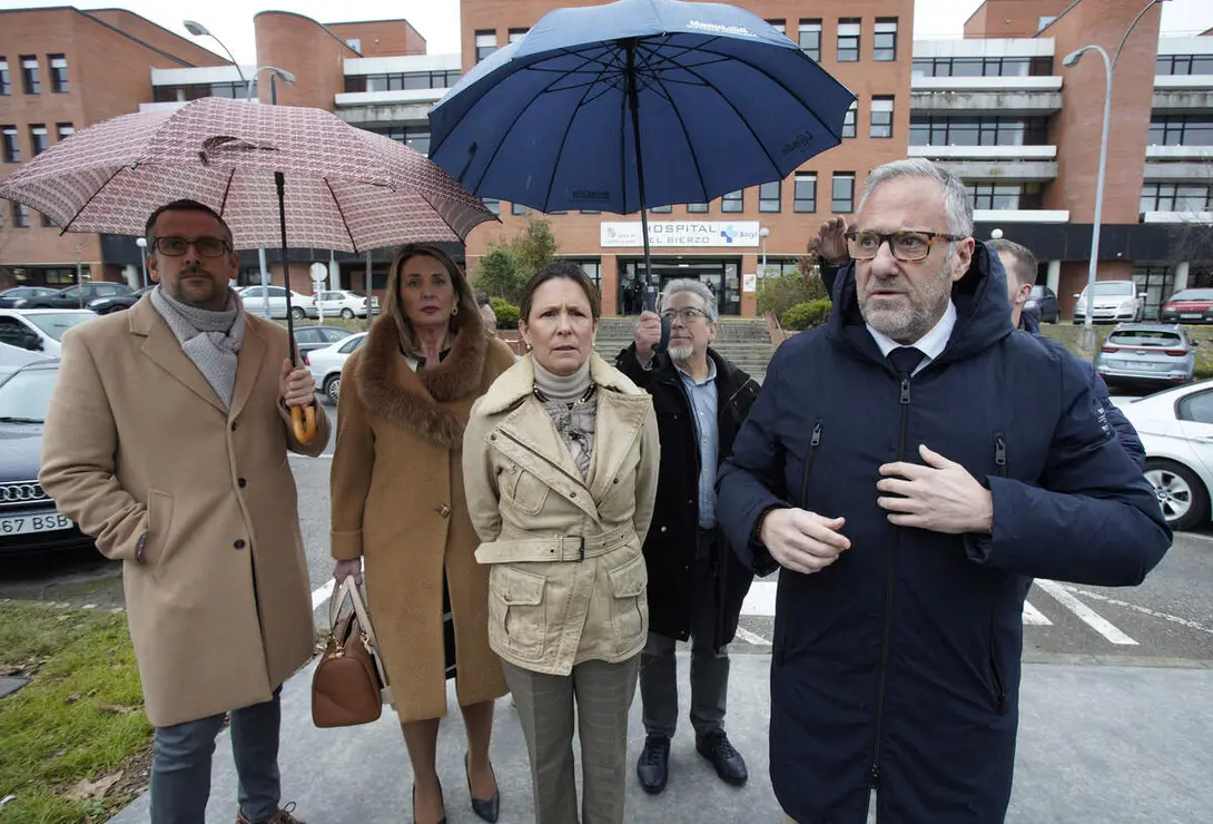 La portavoz nacional de Sanidad de Vox, Mar&iacute;a Garc&iacute;a F&uacute;ster, y el miembro del Comit&eacute; Ejecutivo Provincial y presidente de las Cortes de Castilla y Le&oacute;n, Carlos Poll&aacute;n, tras su reuni&oacute;n con OncoBierzo