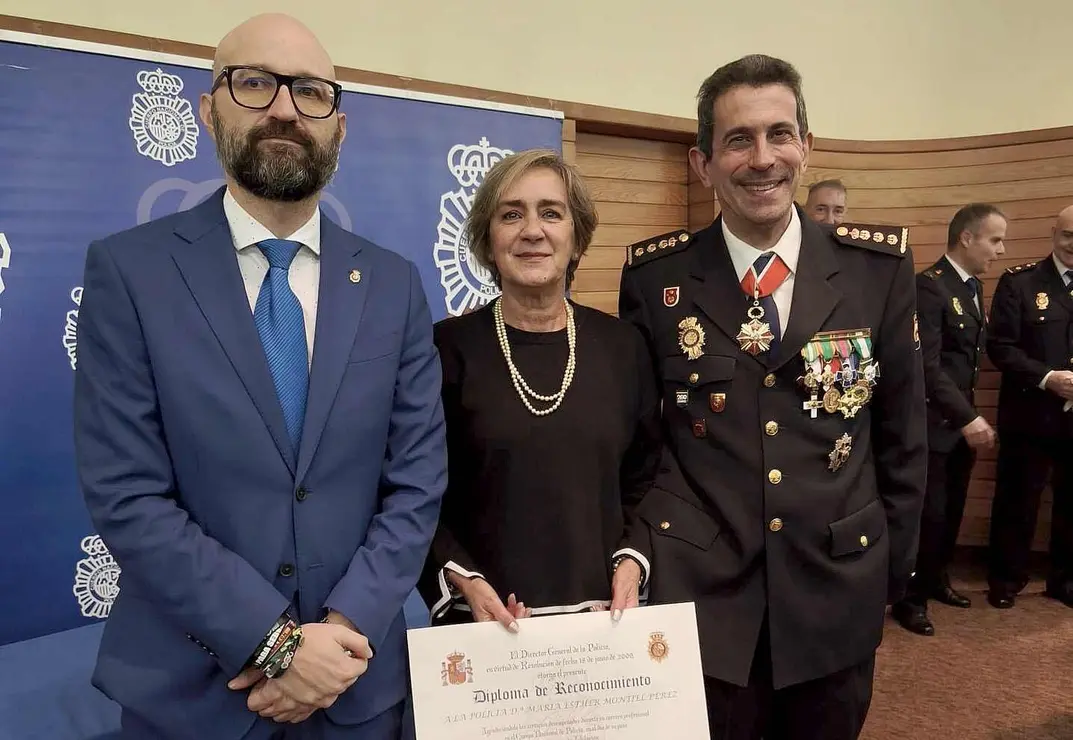 Esther Montiel, una de las polic&iacute;as jubiladas que este martes recibi&oacute; su reconocimiento.
