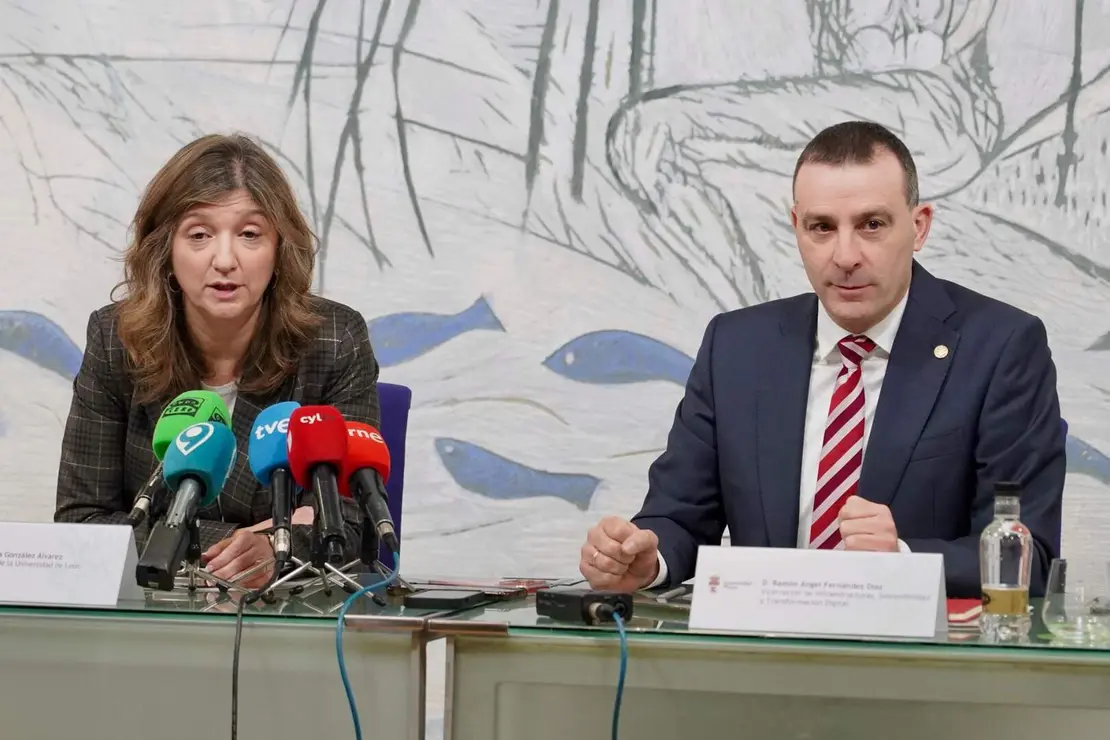 La rectora de la Universidad de Le&oacute;n, Nuria Gonz&aacute;lez, y el vicerrector de Infraestructuras, Sostenibilidad y Transformaci&oacute;n Digital, Ram&oacute;n &Aacute;ngel Fern&aacute;ndez, informan sobre los avances para la implantaci&oacute;n del grado en Medicina tanto en materia de infraestructuras como a nivel acad&eacute;mico. Foto: Campillo