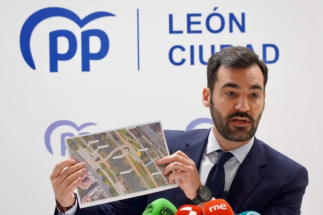 El portavoz del Grupo Municipal del Partido Popular del Ayuntamiento de Le&oacute;n, David Fern&aacute;ndez, ofrece una rueda de prensa sobre iniciativas urban&iacute;sticas del equipo de gobierno