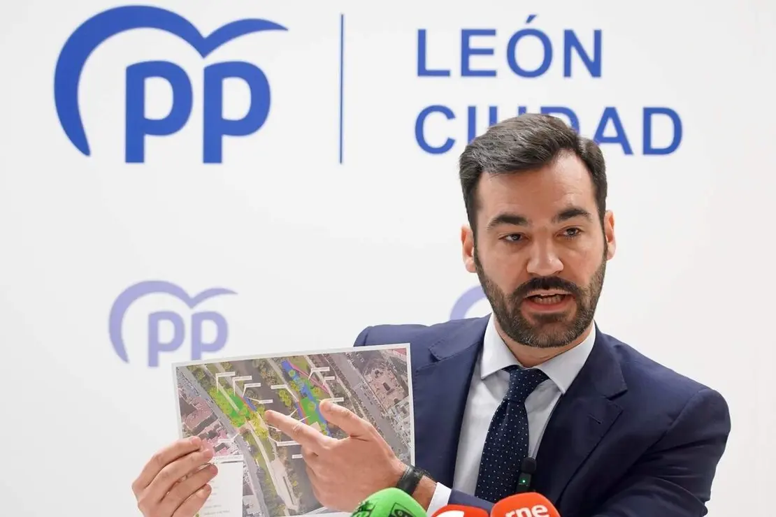 El portavoz del Grupo Municipal del Partido Popular del Ayuntamiento de Le&oacute;n, David Fern&aacute;ndez, ofrece una rueda de prensa sobre iniciativas urban&iacute;sticas del equipo de gobierno