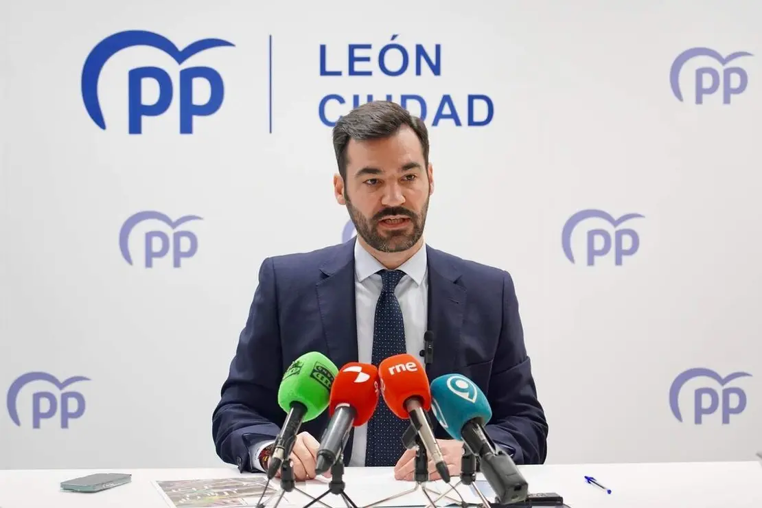 El portavoz del Grupo Municipal del Partido Popular del Ayuntamiento de Le&oacute;n, David Fern&aacute;ndez, ofrece una rueda de prensa sobre iniciativas urban&iacute;sticas del equipo de gobierno