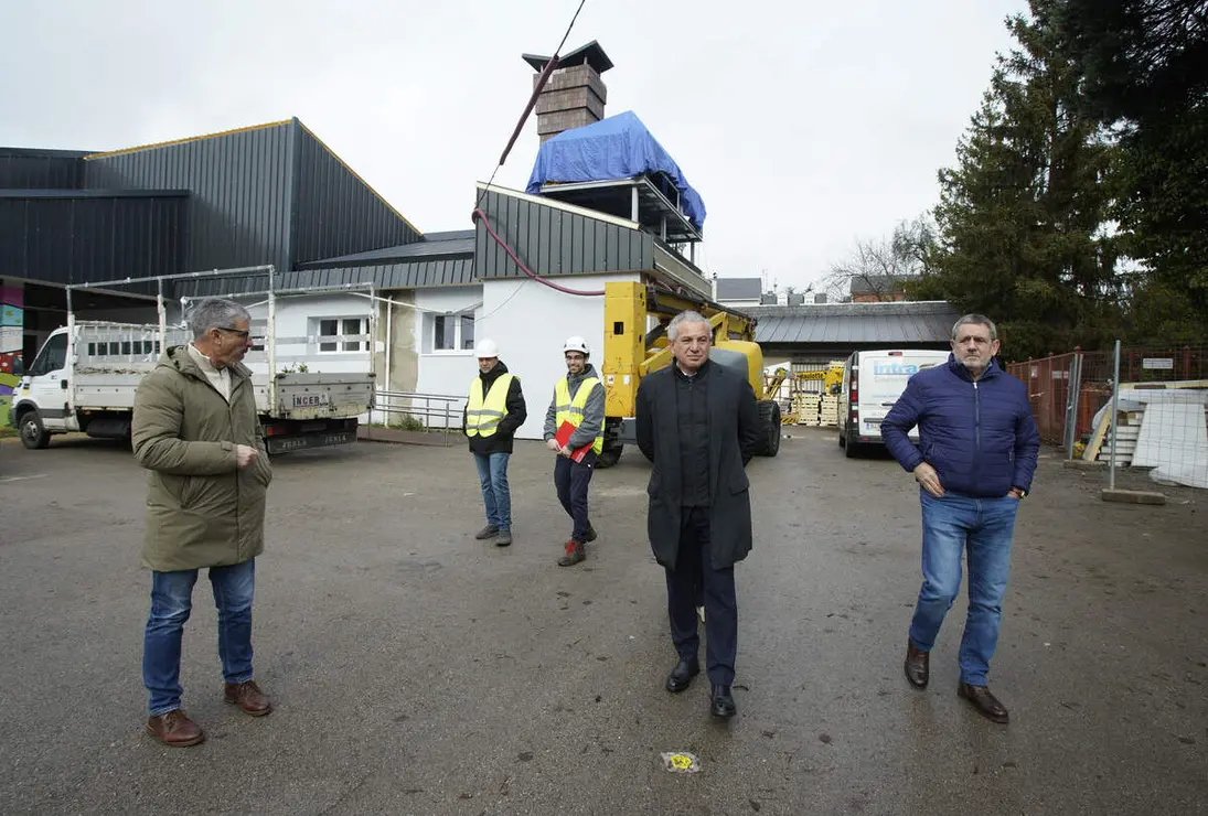 El delegado del Gobierno, Nicanor Sen, durante su visita las obras de mejora energ&eacute;tica realizadas en el colegio La Cortina de Fabero (Le&oacute;n)