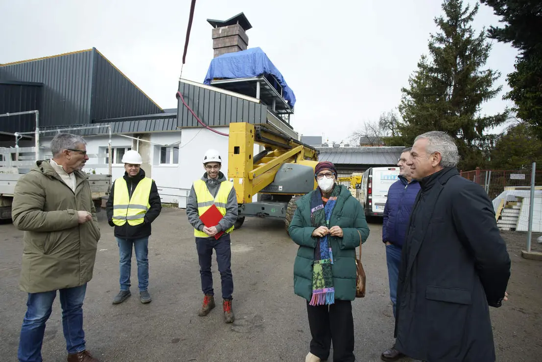 El delegado del Gobierno, Nicanor Sen, durante su visita las obras de mejora energ&eacute;tica realizadas en el colegio La Cortina de Fabero (Le&oacute;n)
