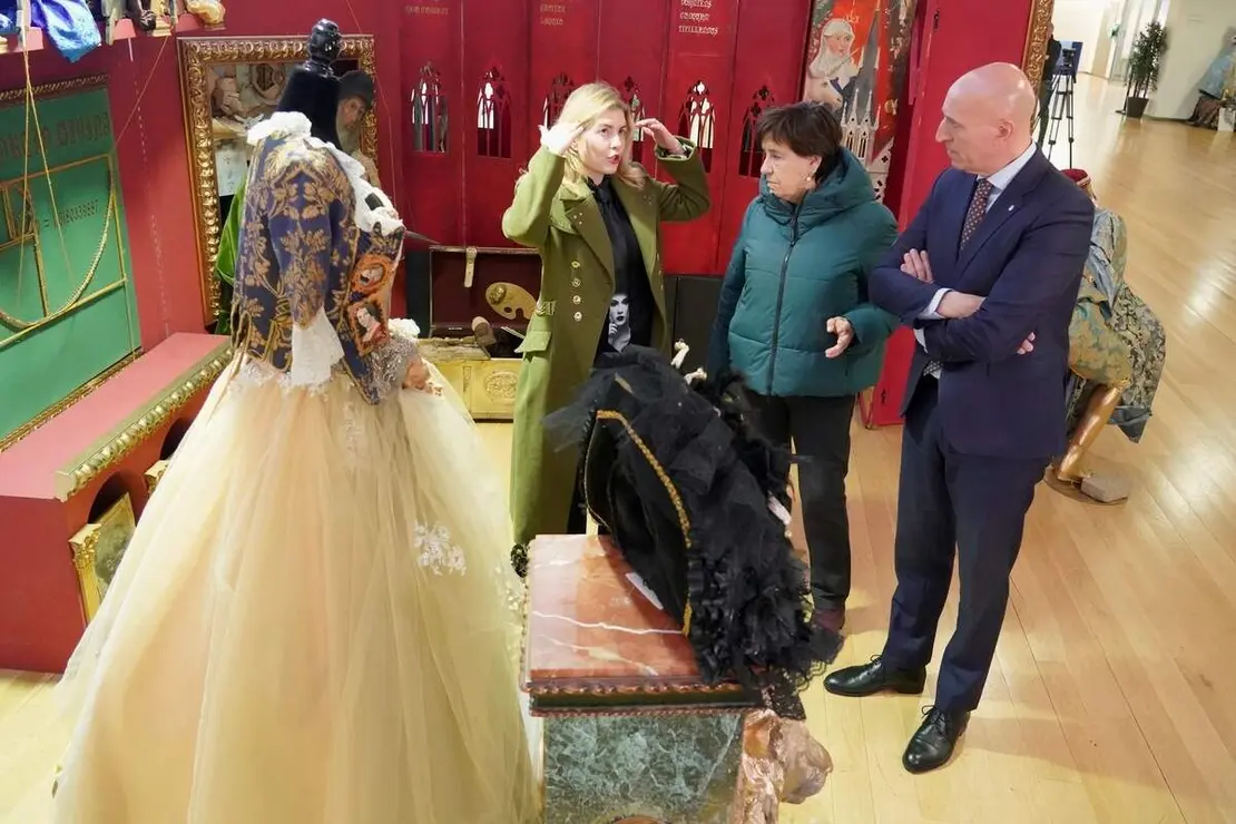 El alcalde de Le&oacute;n, Jos&eacute; Antonio Diez, inaugura la exposici&oacute;n &lsquo;Cu&eacute;ntame un cuadro&rsquo; junto a su autora, Rosana Largo, y a la concejala de Acci&oacute;n y Promoci&oacute;n Cultural, Elena Aguado.