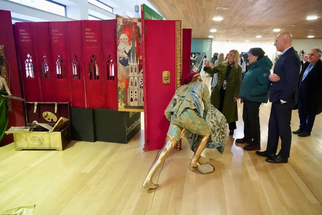 El alcalde de Le&oacute;n, Jos&eacute; Antonio Diez, inaugura la exposici&oacute;n &lsquo;Cu&eacute;ntame un cuadro&rsquo; junto a su autora, Rosana Largo, y a la concejala de Acci&oacute;n y Promoci&oacute;n Cultural, Elena Aguado.