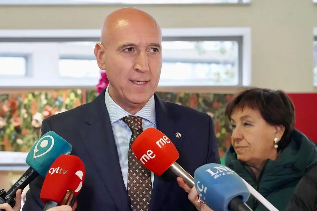 El alcalde de Le&oacute;n, Jos&eacute; Antonio Diez, inaugura la exposici&oacute;n &lsquo;Cu&eacute;ntame un cuadro&rsquo; junto a su autora, Rosana Largo, y a la concejala de Acci&oacute;n y Promoci&oacute;n Cultural, Elena Aguado.