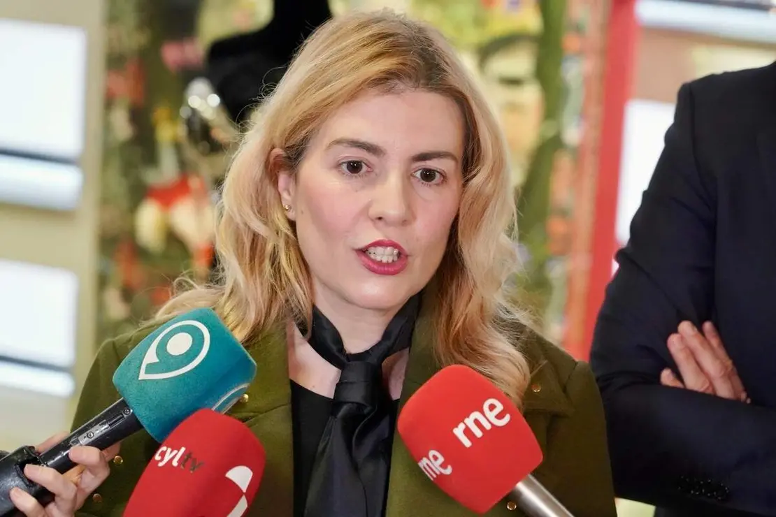 El alcalde de Le&oacute;n, Jos&eacute; Antonio Diez, inaugura la exposici&oacute;n &lsquo;Cu&eacute;ntame un cuadro&rsquo; junto a su autora, Rosana Largo, y a la concejala de Acci&oacute;n y Promoci&oacute;n Cultural, Elena Aguado.