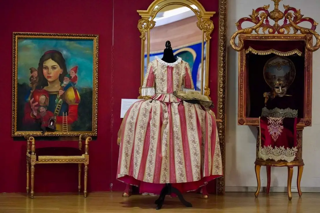 El alcalde de Le&oacute;n, Jos&eacute; Antonio Diez, inaugura la exposici&oacute;n &lsquo;Cu&eacute;ntame un cuadro&rsquo; junto a su autora, Rosana Largo, y a la concejala de Acci&oacute;n y Promoci&oacute;n Cultural, Elena Aguado.