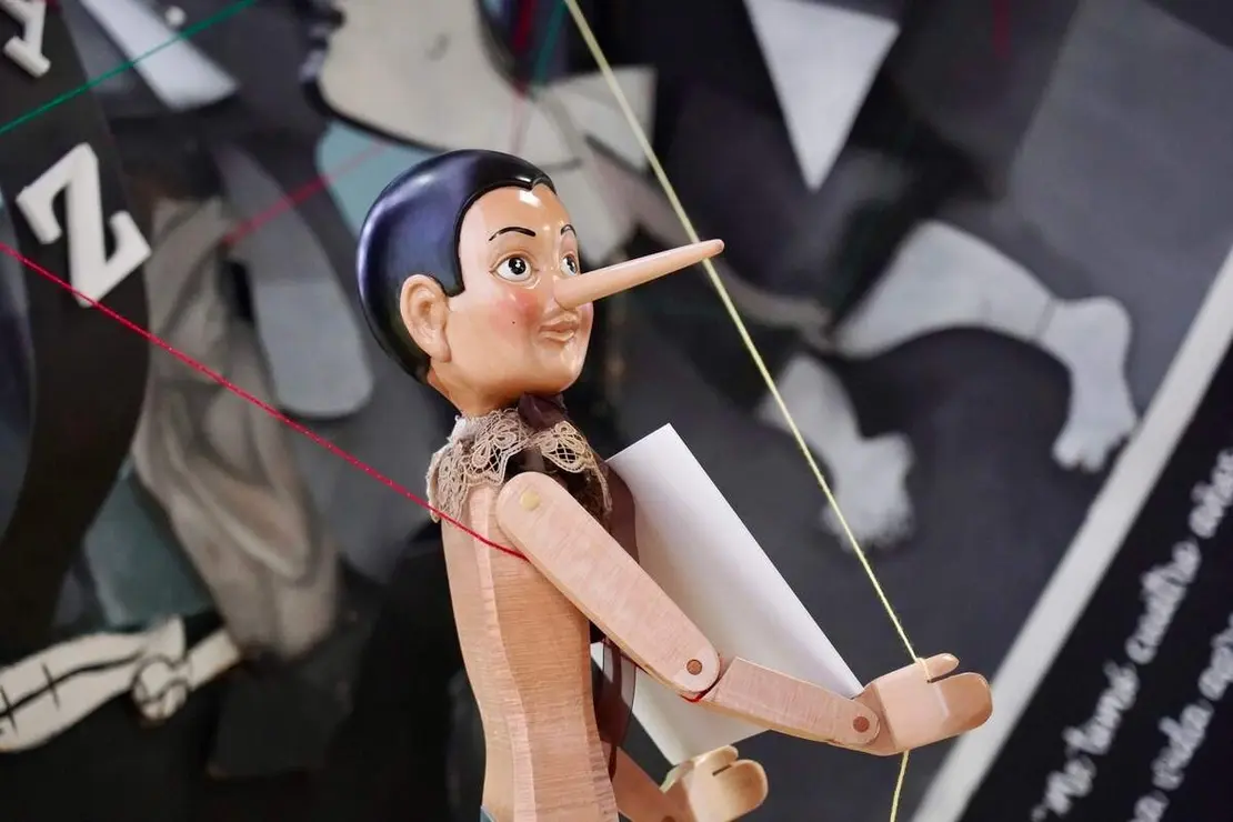 El alcalde de Le&oacute;n, Jos&eacute; Antonio Diez, inaugura la exposici&oacute;n &lsquo;Cu&eacute;ntame un cuadro&rsquo; junto a su autora, Rosana Largo, y a la concejala de Acci&oacute;n y Promoci&oacute;n Cultural, Elena Aguado.