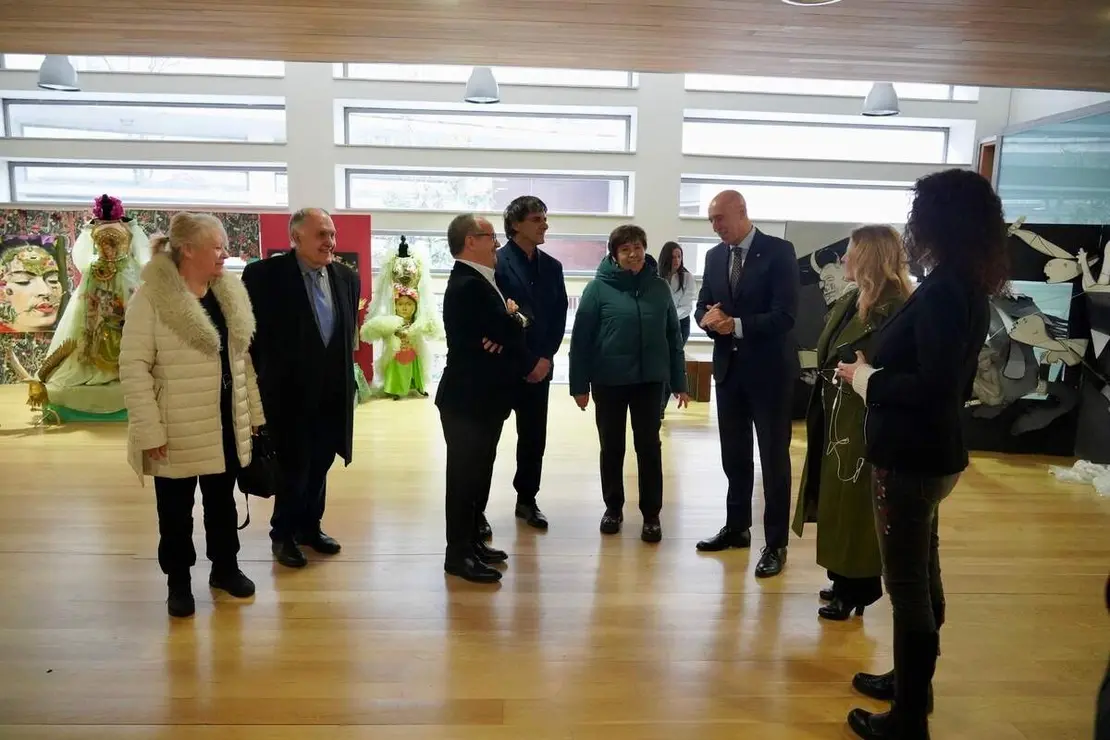 El alcalde de Le&oacute;n, Jos&eacute; Antonio Diez, inaugura la exposici&oacute;n &lsquo;Cu&eacute;ntame un cuadro&rsquo; junto a su autora, Rosana Largo, y a la concejala de Acci&oacute;n y Promoci&oacute;n Cultural, Elena Aguado.