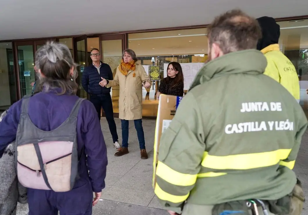 El secretario regional del PSOE, Carlos Mart&iacute;nez, conversa con las personas que protestan a las puertas de las Cortes durante la Comparecencia del consejero de Medio Ambiente para informar sobre la gesti&oacute;n de la campa&ntilde;a de incendios 2025