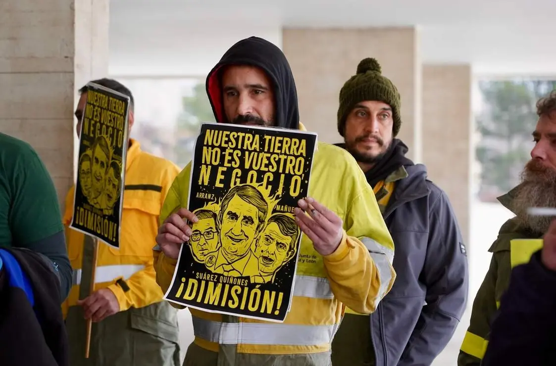 El secretario regional del PSOE, Carlos Mart&iacute;nez, conversa con las personas que protestan a las puertas de las Cortes durante la Comparecencia del consejero de Medio Ambiente para informar sobre la gesti&oacute;n de la campa&ntilde;a de incendios 2025