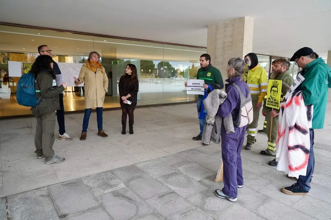 El secretario regional del PSOE, Carlos Mart&iacute;nez, conversa con las personas que protestan a las puertas de las Cortes durante la Comparecencia del consejero de Medio Ambiente para informar sobre la gesti&oacute;n de la campa&ntilde;a de incendios 2025
