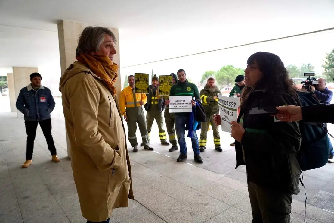 El secretario regional del PSOE, Carlos Mart&iacute;nez, conversa con las personas que protestan a las puertas de las Cortes durante la Comparecencia del consejero de Medio Ambiente para informar sobre la gesti&oacute;n de la campa&ntilde;a de incendios 2025
