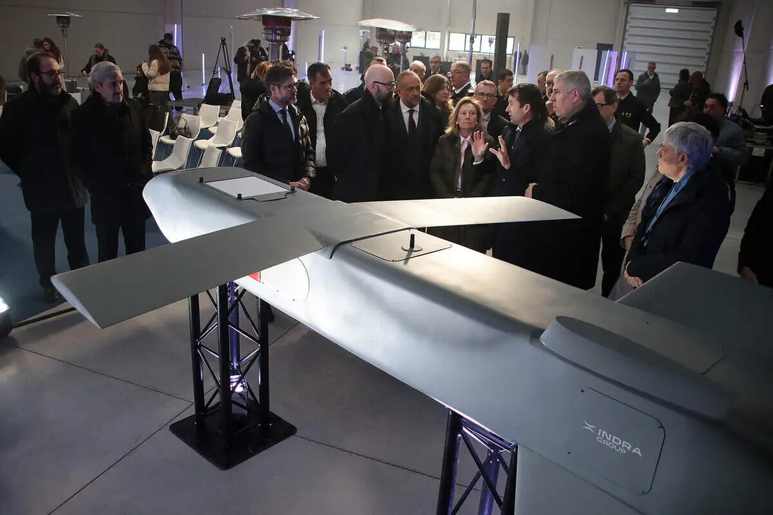 La secretaria de Estado de Defensa, Amparo Valcarce, visita las instalaciones de la futura f&aacute;brica de veh&iacute;culos a&eacute;reos no tripulados de Indra Group acompa&ntilde;ada por el presidente ejecutivo, &Aacute;ngel Escribano, y el consejero delegado, Jos&eacute; Vicente de los Mozos