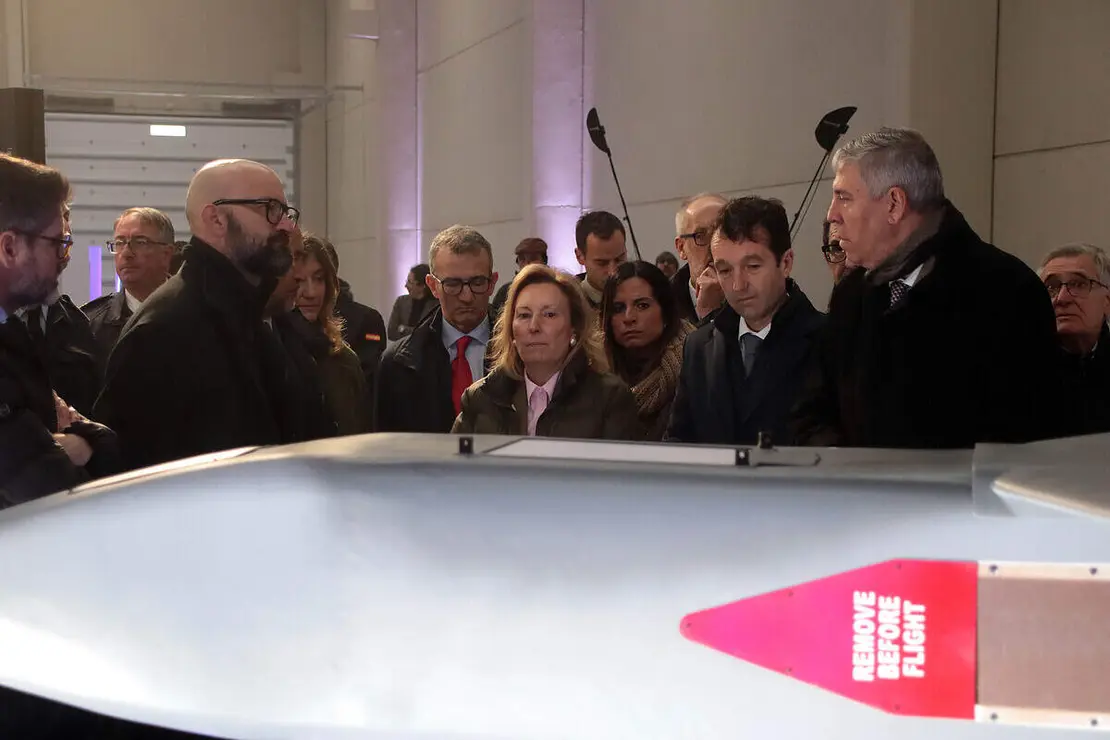 La secretaria de Estado de Defensa, Amparo Valcarce, visita las instalaciones de la futura f&aacute;brica de veh&iacute;culos a&eacute;reos no tripulados de Indra Group acompa&ntilde;ada por el presidente ejecutivo, &Aacute;ngel Escribano, y el consejero delegado, Jos&eacute; Vicente de los Mozos