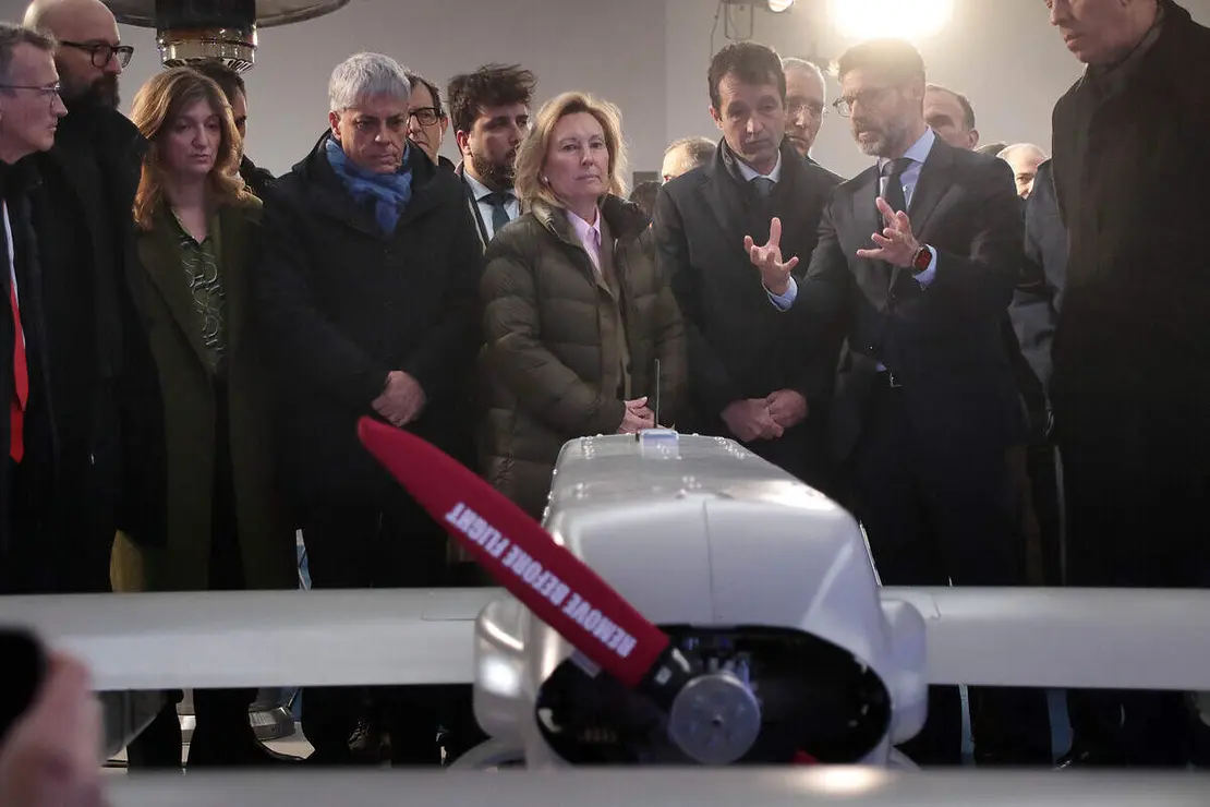 La secretaria de Estado de Defensa, Amparo Valcarce, visita las instalaciones de la futura f&aacute;brica de veh&iacute;culos a&eacute;reos no tripulados de Indra Group acompa&ntilde;ada por el presidente ejecutivo, &Aacute;ngel Escribano, y el consejero delegado, Jos&eacute; Vicente de los Mozos