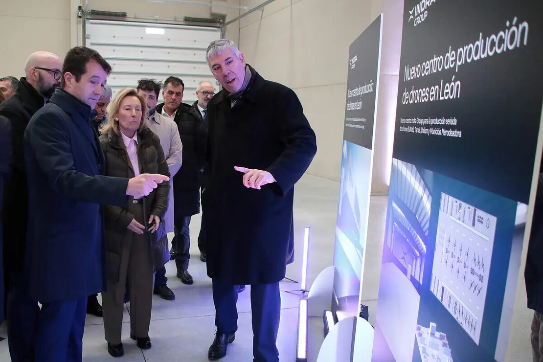 La secretaria de Estado de Defensa, Amparo Valcarce, visita las instalaciones de la futura f&aacute;brica de veh&iacute;culos a&eacute;reos no tripulados de Indra Group acompa&ntilde;ada por el presidente ejecutivo, &Aacute;ngel Escribano, y el consejero delegado, Jos&eacute; Vicente de los Mozos