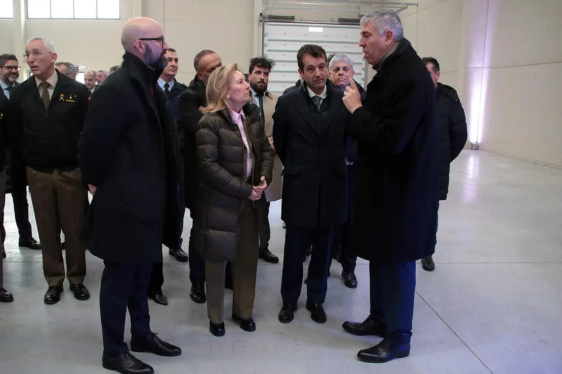 La secretaria de Estado de Defensa, Amparo Valcarce, visita las instalaciones de la futura f&aacute;brica de veh&iacute;culos a&eacute;reos no tripulados de Indra Group acompa&ntilde;ada por el presidente ejecutivo, &Aacute;ngel Escribano, y el consejero delegado, Jos&eacute; Vicente de los Mozos