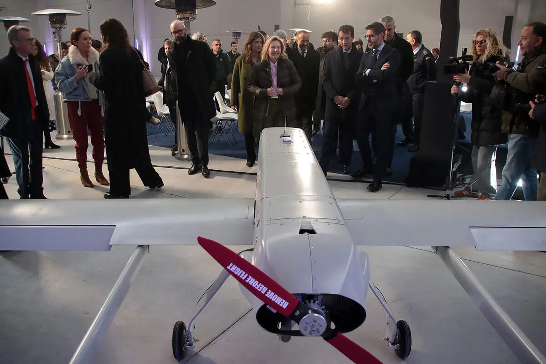 La secretaria de Estado de Defensa, Amparo Valcarce, visita las instalaciones de la futura f&aacute;brica de veh&iacute;culos a&eacute;reos no tripulados de Indra Group acompa&ntilde;ada por el presidente ejecutivo, &Aacute;ngel Escribano, y el consejero delegado, Jos&eacute; Vicente de los Mozos