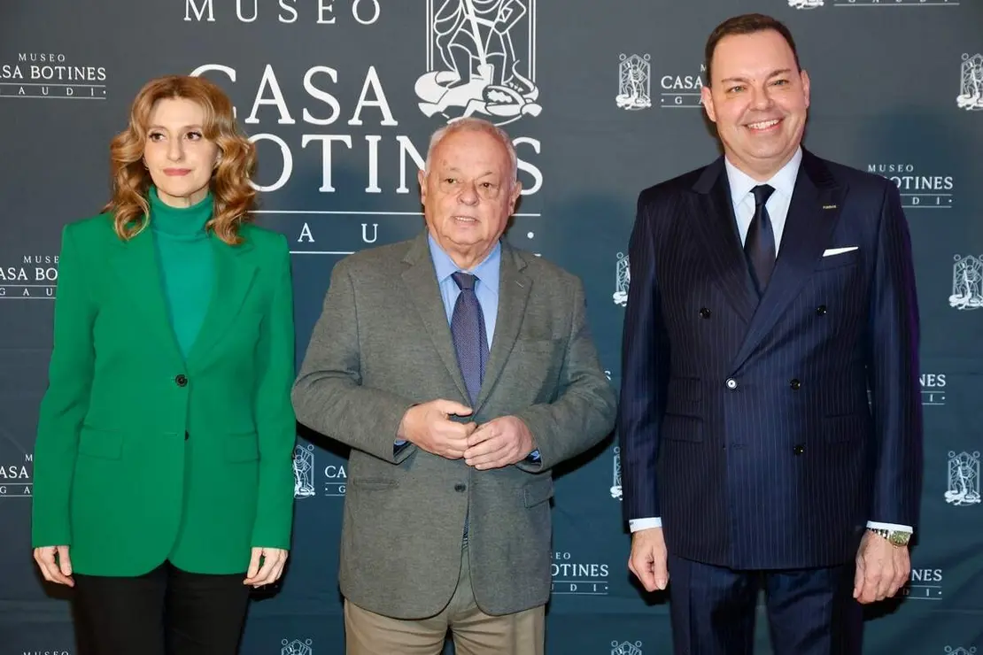 El consejero de Cultura, Turismo y Deporte, Gonzalo Santonja, presenta la participaci&oacute;n de la Junta de Castilla y Le&oacute;n para conmemorar el A&ntilde;o Gaud&iacute; 2026 junto al director general de la Fundaci&oacute;n Obra Social Castilla y Le&oacute;n, Jos&eacute; Mar&iacute;a Viejo, y el conservador jefe del Museo Casa Botines Gaud&iacute;, Carlos Varela.